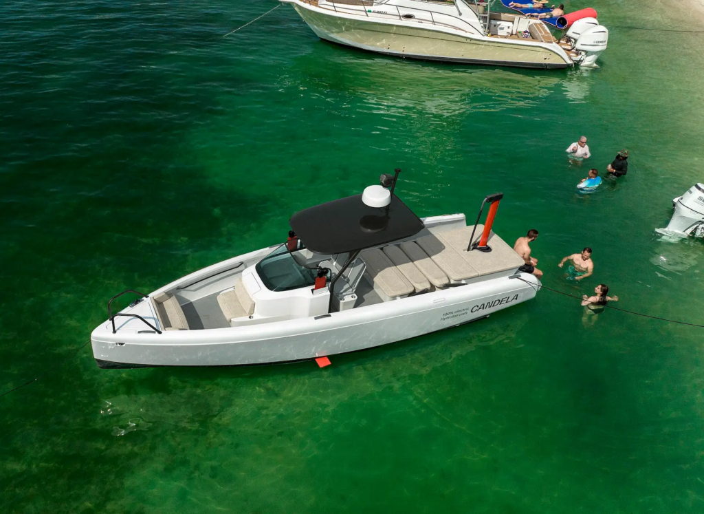 Candela C 8 Center Console Socialing