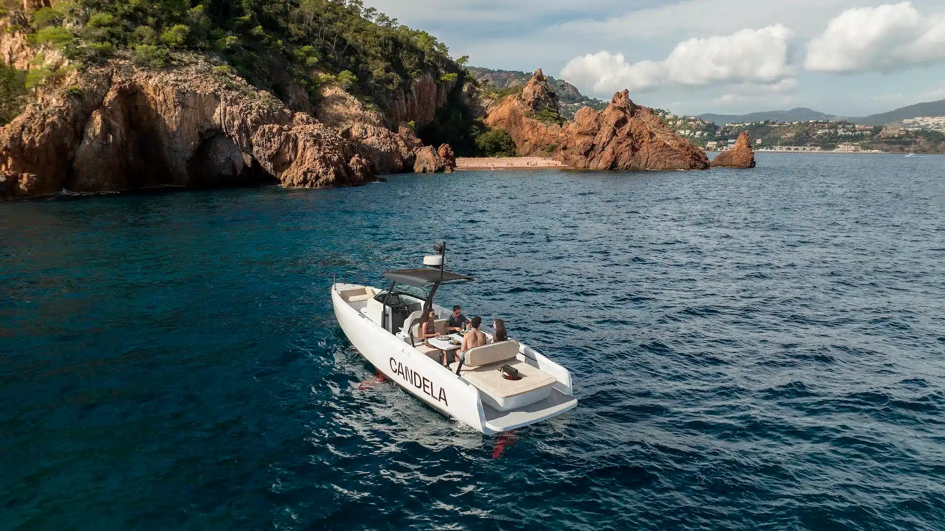 Candela C 8 Center Console Socializing (1)